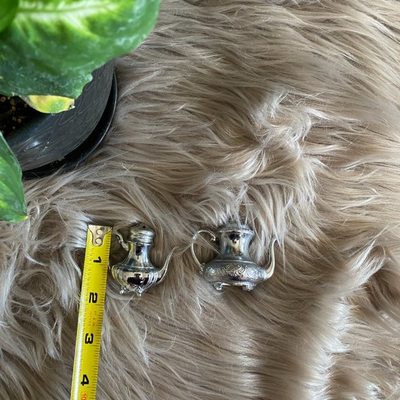 SOLD 🛒 Vintage Salt & Pepper Shakers - Picture 2 of 8